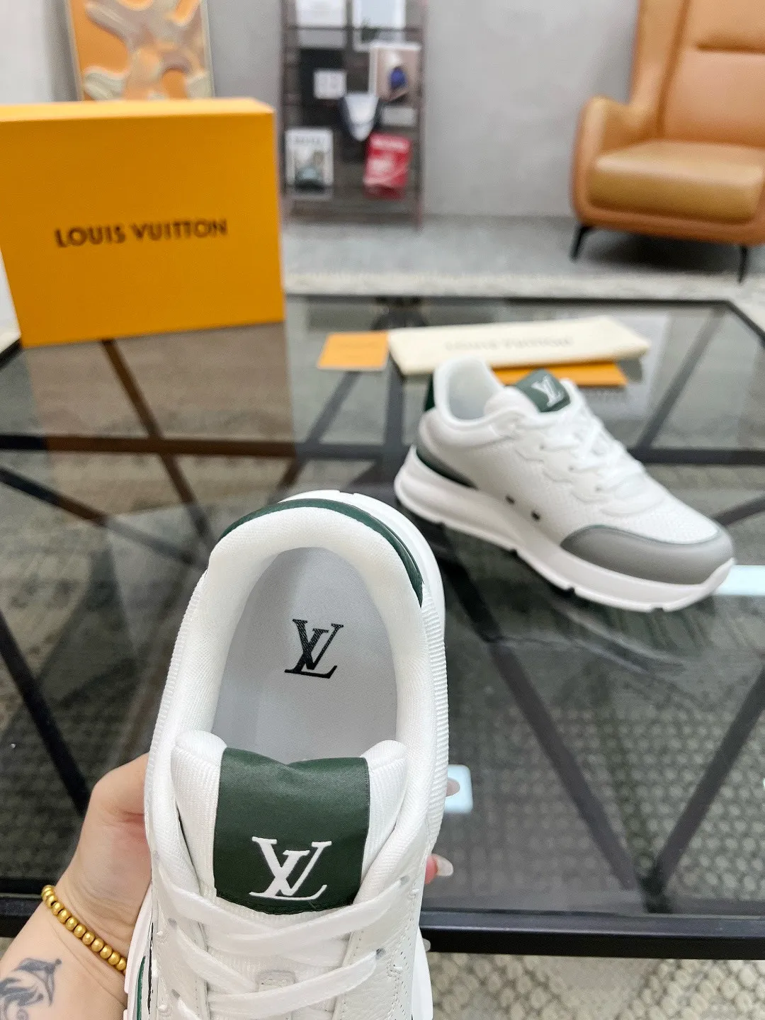 Factory price: 460💰Lv🔍Top purchasing agent🇮🇹 Road The most popular sports shoes for street men are available at the same counter. The uppers are imported cowhide fabrics from Italy, high-quality spliced colorful and complex handicrafts, imported comfortable mesh linings, soles: original soles specially provided by the original factory, T men's men's shoes 💰U foam exclusive movable molded soles are super comfortable, original factory and single goods, 🔍🔍high quality, you can enter and exit the counter at will, welcome to compare, code number 38-44, (45 customized)